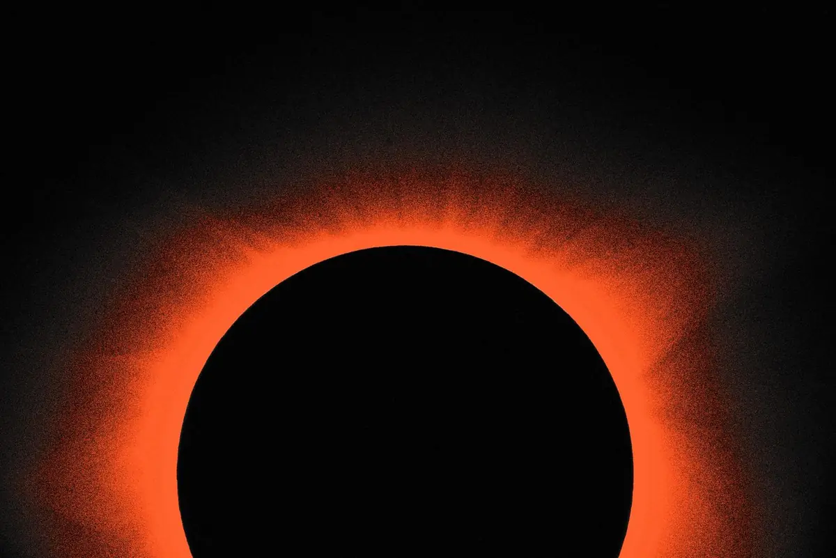 Sonnenfinsternis, die Korona in Orange