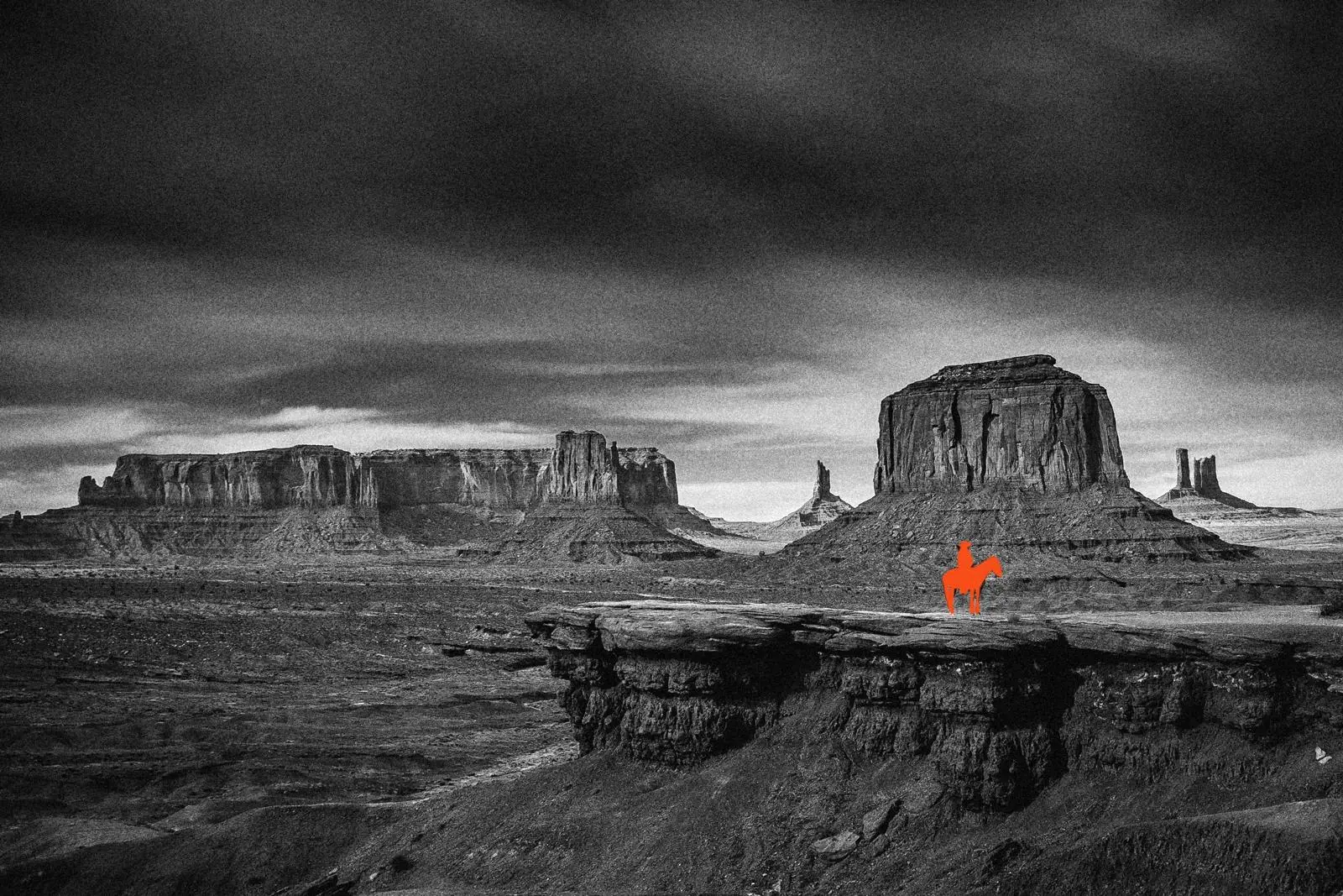 Felslandschaft im Monument Valley, Reiter und Pferd in Orange